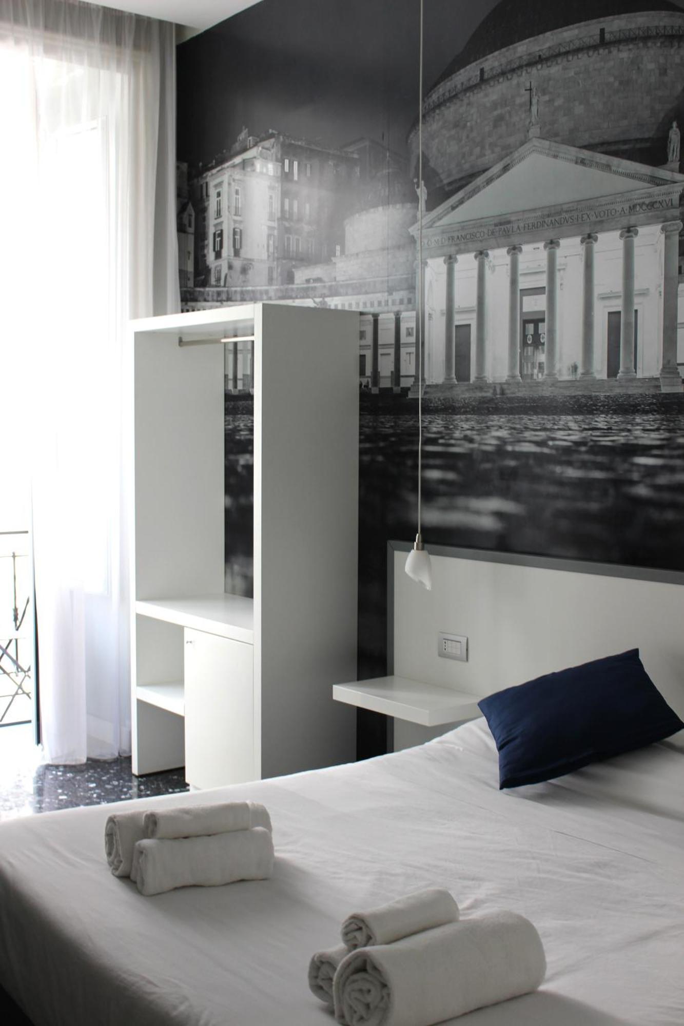 Beverello Rooms Наполи Екстериор снимка
